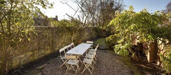 6 Howard Place - a townhouse that sleeps 14 guests in 7 bedrooms