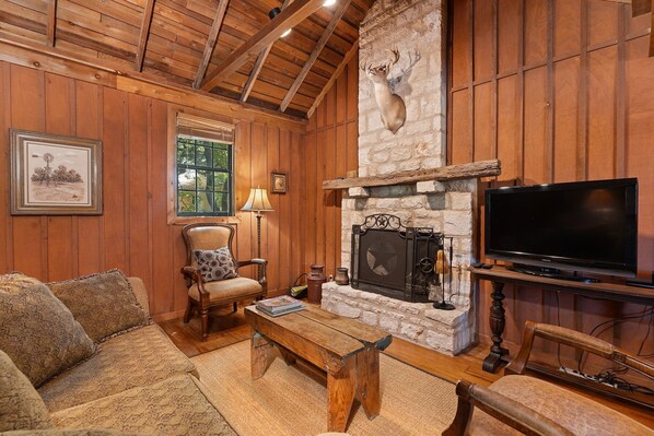 Een televisie en een open haard