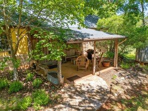 Terrace/patio - Wild Sage Barn | In-town Historic Retreat (Fredericksburg)
