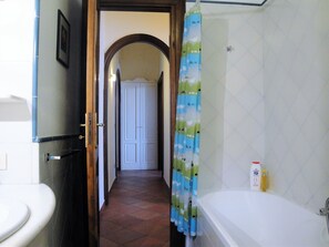 Ensemble douche/baignoire, sèche-cheveux, bidet, serviettes fournies