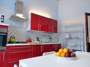 Frigorifero, microonde, forno, piano cottura