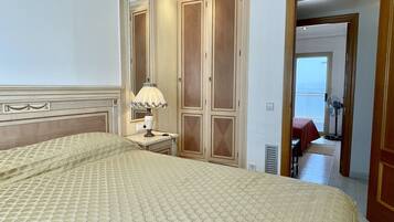 3 bedrooms, iron/ironing board, WiFi (free), bed sheets