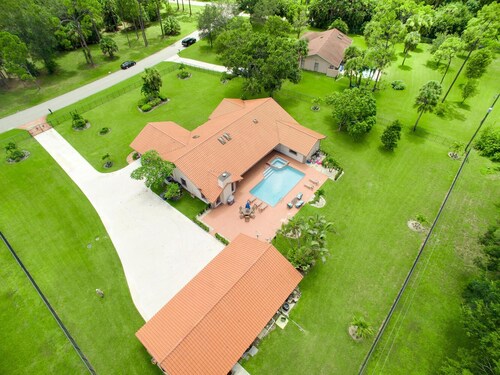 2 bedroom guesthouse with pool near WEF