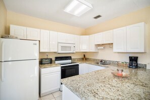 Kylskåp, mikrovågsugn, ugn och spishäll