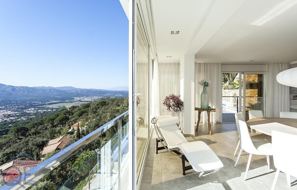 Une chambre moderne avec un balcon donnant sur un paysage pittoresque.