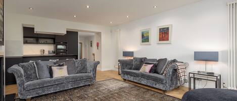 Una televisión, una chimenea, un reproductor de DVD