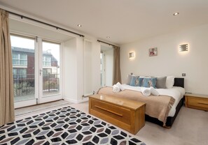 3 bedrooms, iron/ironing board, travel cot, free WiFi - Stunning 3-bedroom apartment in the heart of Edinburgh's city centre. Sleeps 6. (Edinburgh)
