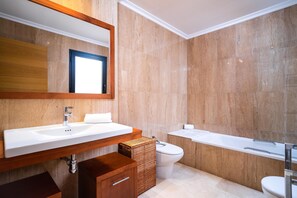 Combined shower/bathtub, bidet, towels - Jardines de Niza 6 pax - Javea, Costa Blanca (Javea)