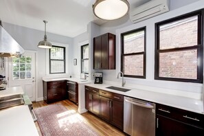 Fridge, microwave, oven, stovetop - Great Historic Victorian Townhouse in Logan Circle (Washington)