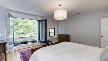 3 bedrooms, desk, iron/ironing board, free WiFi