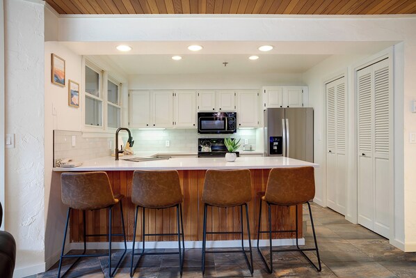 Fridge, oven, stovetop, dishwasher