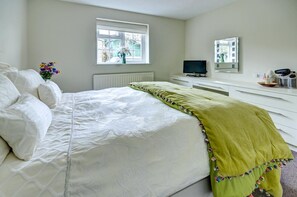 1 bedroom, iron/ironing board, free WiFi, bed sheets - 1 Bed in Northam, Bideford (oc-cedars) (Northam)