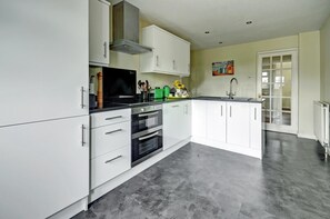Microwave, oven, dishwasher, toaster - 1 Bed in Northam, Bideford (oc-cedars) (Northam)