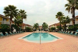 Outdoor pool - Charming Resort Home: Perfect for Families, Fun Guard Gated Resort near Disney! (Kissimmee)