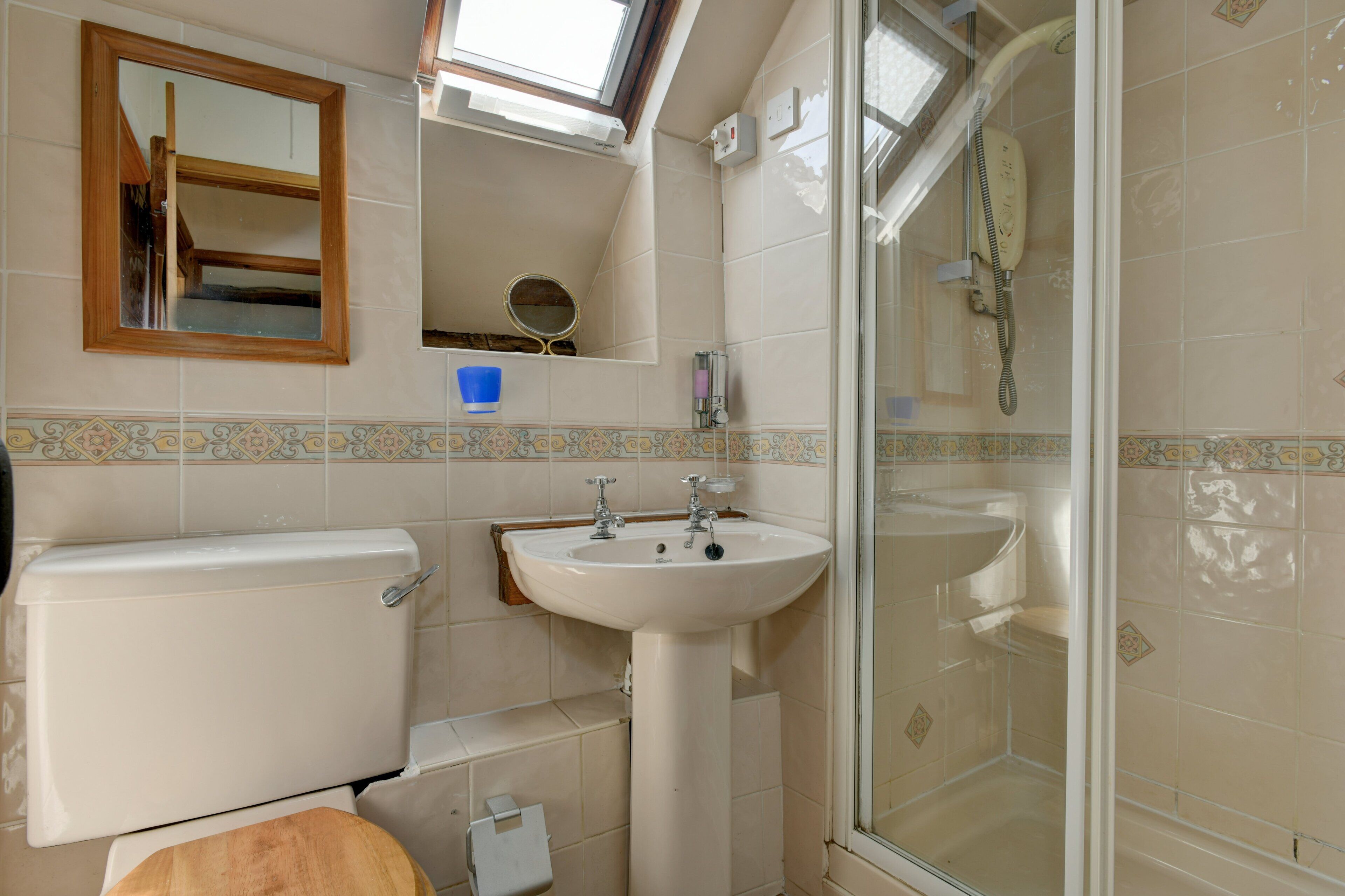 Un bagno con WC, lavandino e doccia.