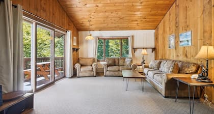 Cozy 4-Bedroom Townhouse– Ideal for Groups & Families Snow Flurry