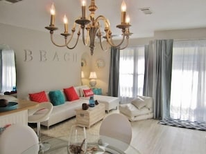 TV - Whimsical Beach Studio Near Pool & Easy Beach Walk (Destin)