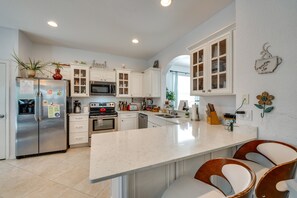 Fridge, microwave, stovetop, dishwasher