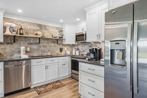 Fridge, microwave, oven, stovetop - Unit 58, Parrot's Lodge, 3 Bedroom Beach Condo (Panama City Beach)