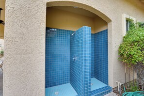 Spa - Getaway w/ Balcony & Spa: 13 Mi to Old Town (Phoenix)