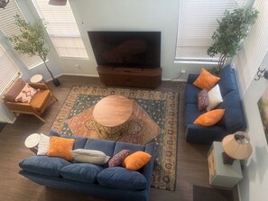 Smart TV, lareira, DVD player, livros