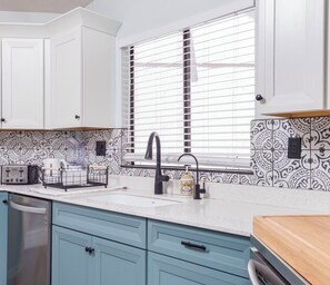 Coffee/tea maker, fridge, microwave, oven
