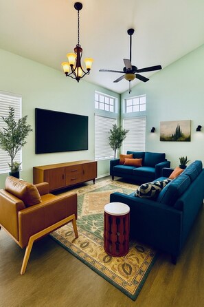 Smart-TV, peis, DVD-spiller og bøker