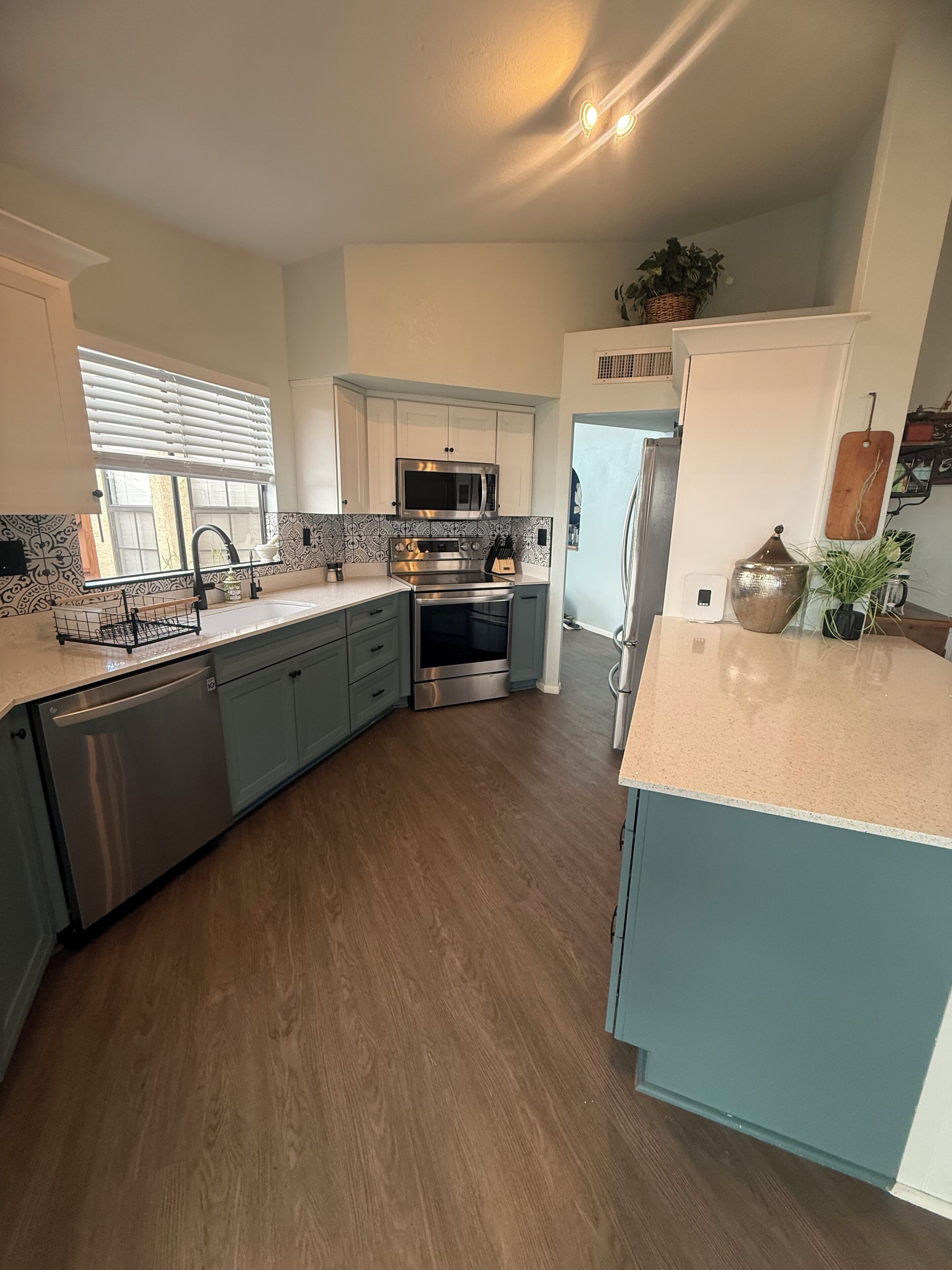 Refrigerador, microondas, horno y parrilla de estufa 