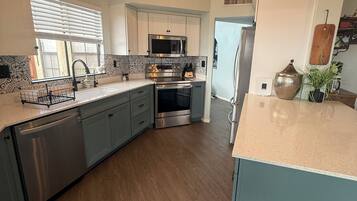 Een koelkast, een microgolfoven, een oven, een kookplaat