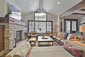 Televisión, chimenea, estéreo y impresora 