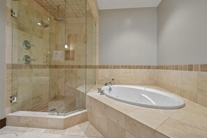 Dusche, Whirlpool, Haartrockner, Handtücher