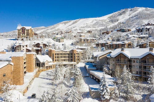 CX211 | Direct Access to Trails | Winter Shuttle | Hot Tub | Pool | Modern Décor