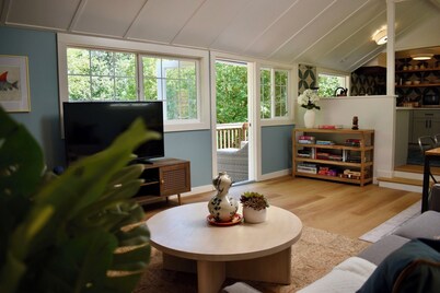 Blue Sky Cottage! Freshly Renovated & Lovely with Gardens in Sunny Central Marin