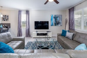 Smart-tv, een videogameconsole, een dvd-speler en tafelvoetbal