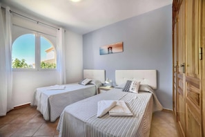 3 bedrooms, iron/ironing board, WiFi (free), bed sheets - Villa Alaska - PlusHolidays (Calpe)
