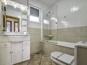 Bathtub, hair dryer, towels