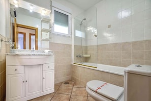 Bathtub, hair dryer, towels - Villa Alaska - PlusHolidays (Calpe)