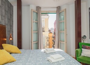 Tabla de planchar con plancha, wifi gratis, ropa de cama