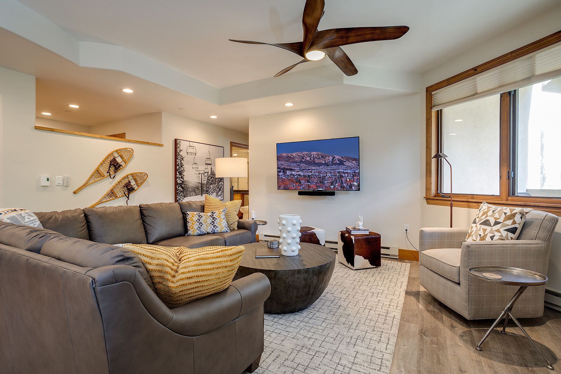 Een televisie en een open haard