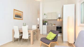 Apartment, 2 Bedrooms, Beach View (Royal) | Living room