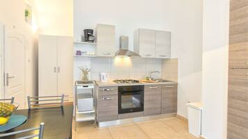 公寓, 1 間臥室, 海灘景觀 (Luxury) | 私人廚房 | 電冰箱、微波爐、烤箱、爐台