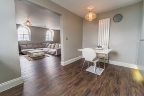 TV, fireplace - No 7 Captain Scott Apartment 1, Elliot Terrace - two bedroom large apartment unrivalled location in (Plymouth)