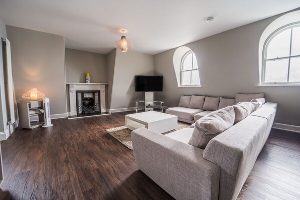 Una televisión, una chimenea