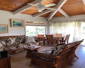 Smart-TV, DVD-spiller, bøker og filmbibliotek