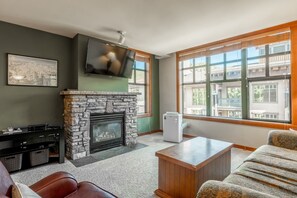 Televisie, een open haard en een dvd-speler