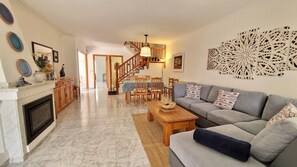 Smart-TV, peis, bøker og stereoanlegg