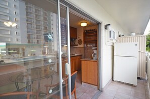 Outdoor dining - Sea Shore 41 Private Studio in Waikiki, 1 Block to Beach (Honolulu)