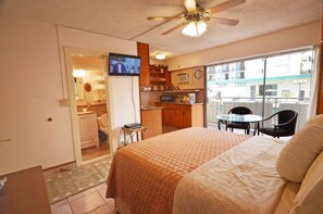 1 bedroom, free WiFi - Sea Shore 41 Private Studio in Waikiki, 1 Block to Beach (Honolulu)