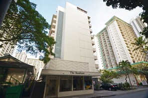 Exterior - Sea Shore 41 Private Studio in Waikiki, 1 Block to Beach (Honolulu)