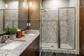 Combined shower/tub, hair dryer, towels